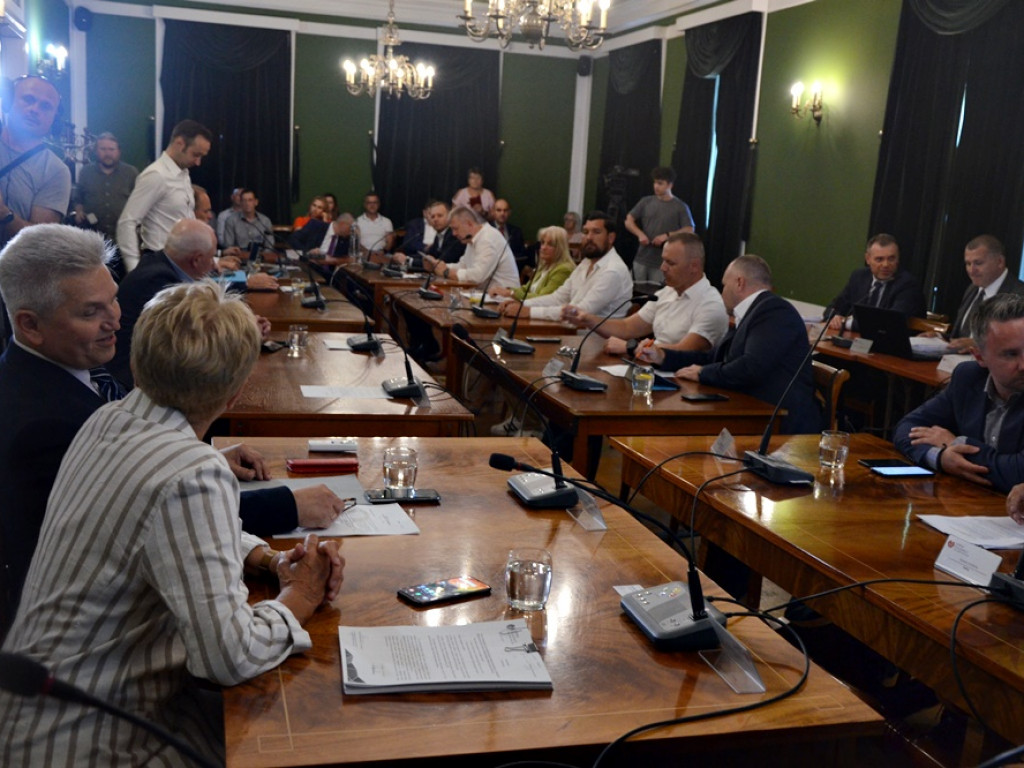 Z absolutorium, ale bez wotum zaufania. Zobacz, jak głosowali radni!