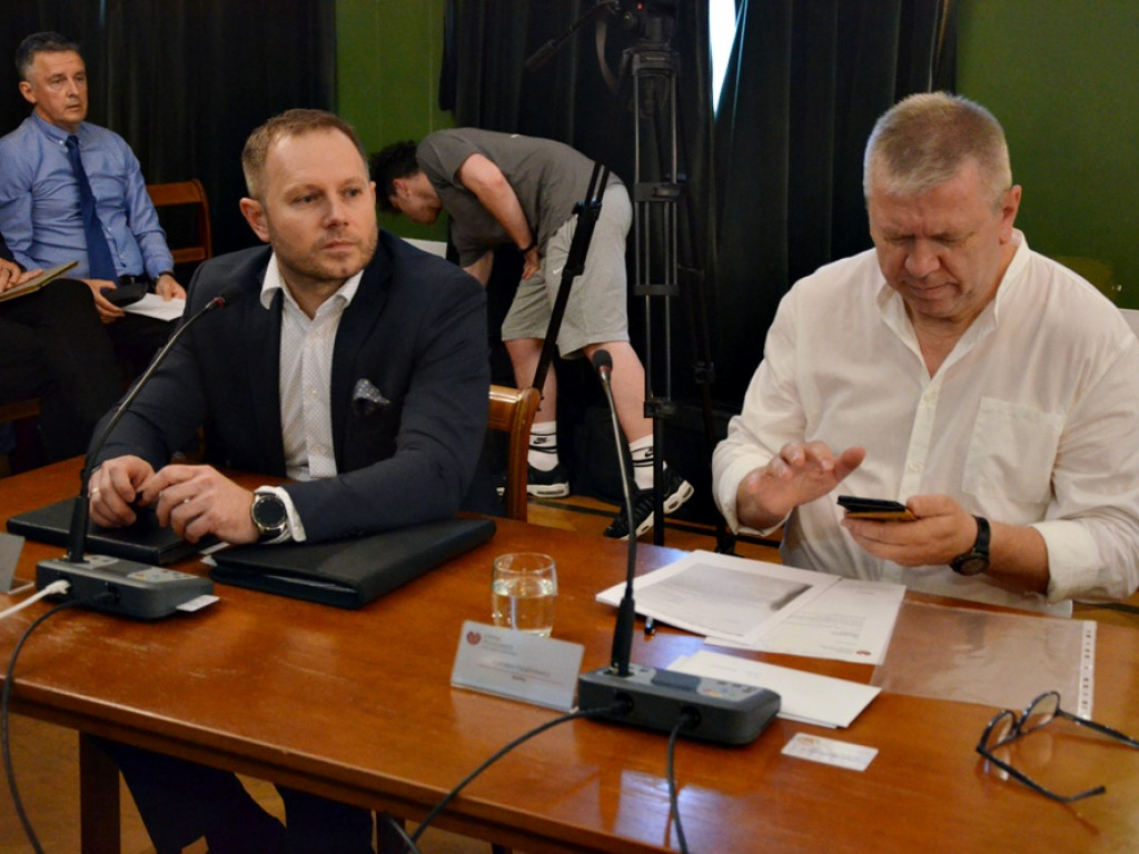 Z absolutorium, ale bez wotum zaufania. Zobacz, jak głosowali radni!