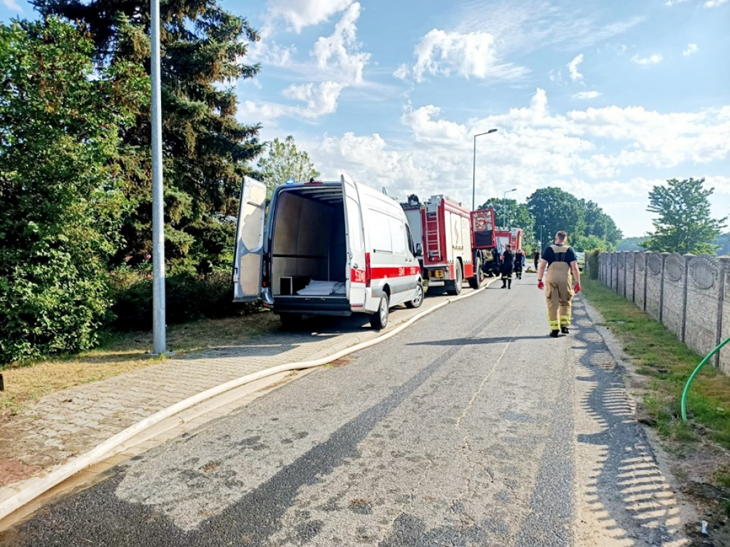 Awaria rurociągu. W akcji strażacy [FOTO]