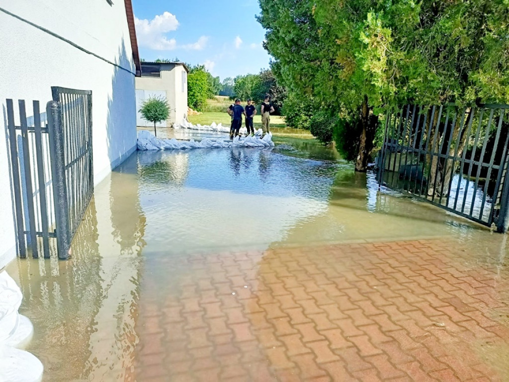 Awaria rurociągu. W akcji strażacy [FOTO]