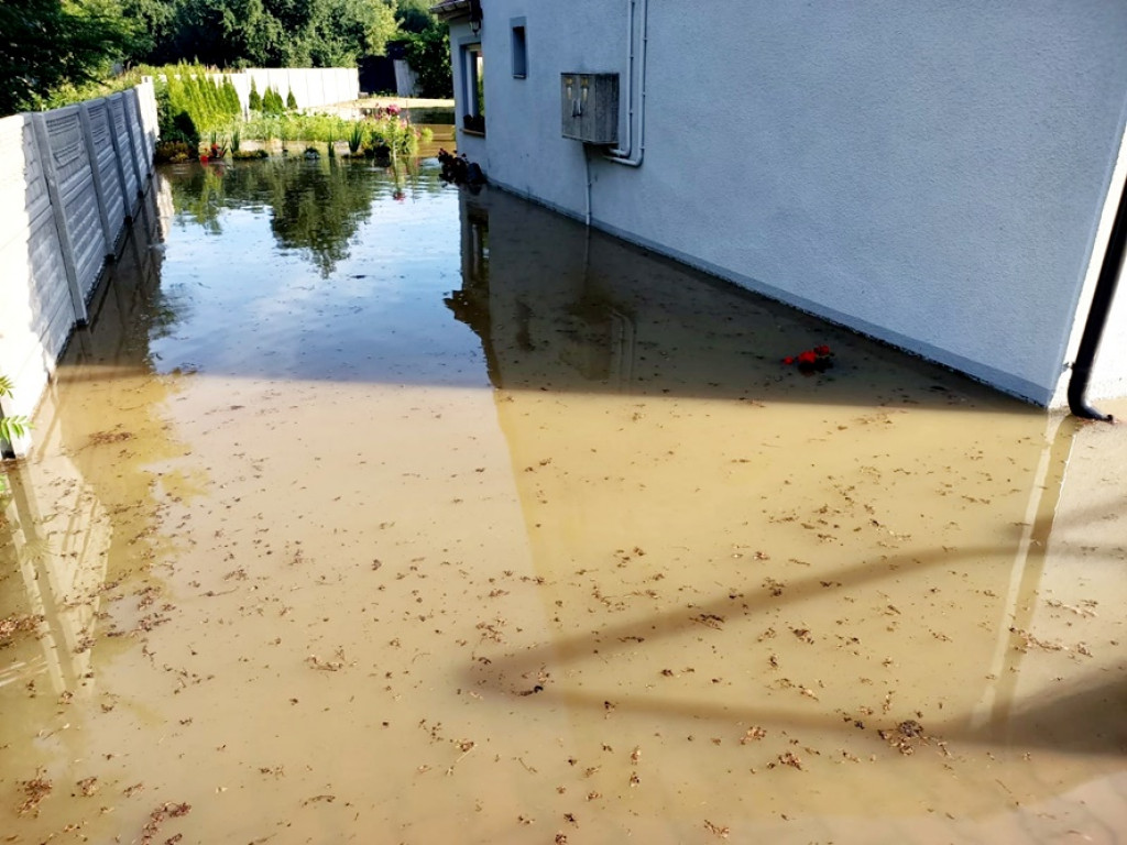 Awaria rurociągu. W akcji strażacy [FOTO]