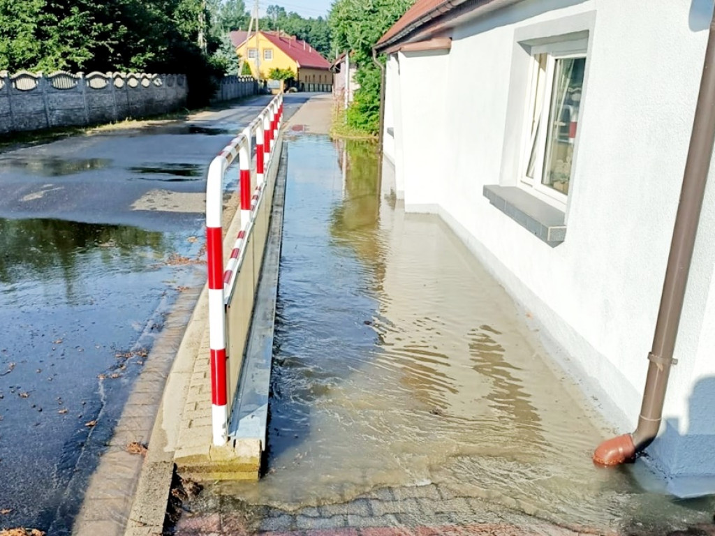 Awaria rurociągu. W akcji strażacy [FOTO]