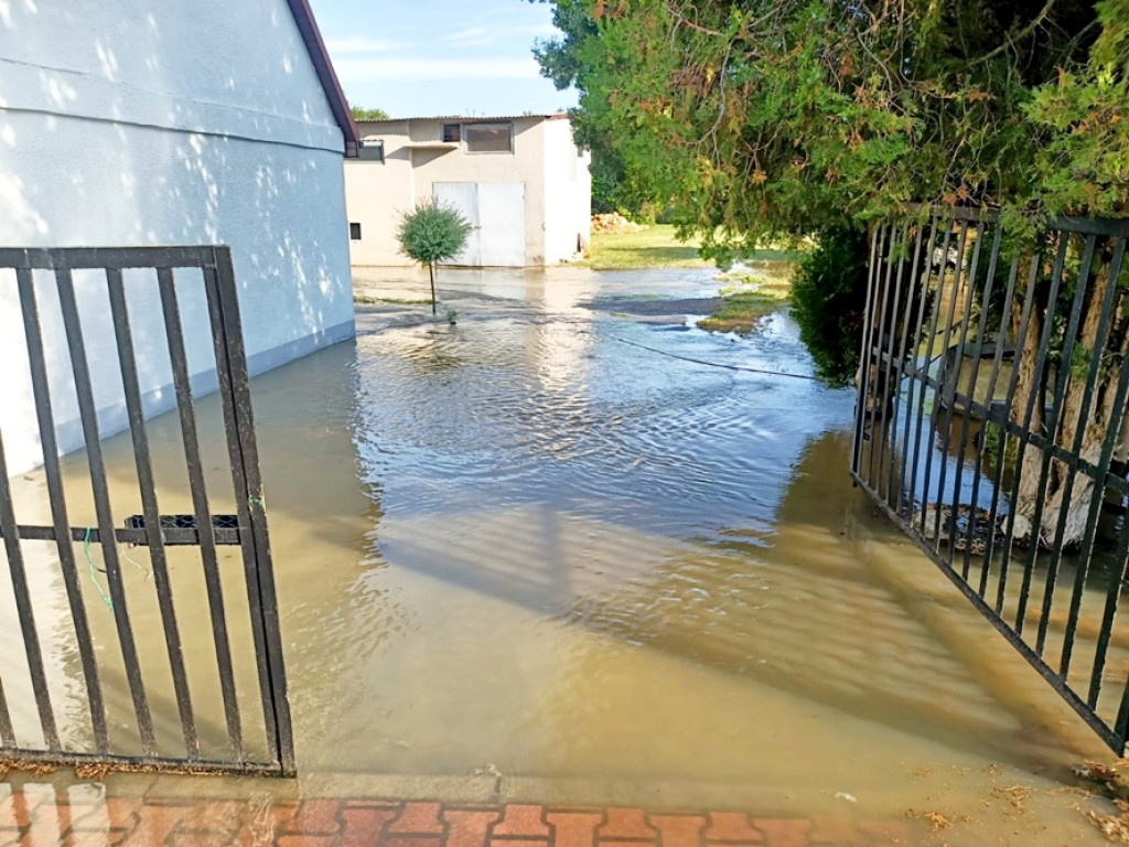 Awaria rurociągu. W akcji strażacy [FOTO]