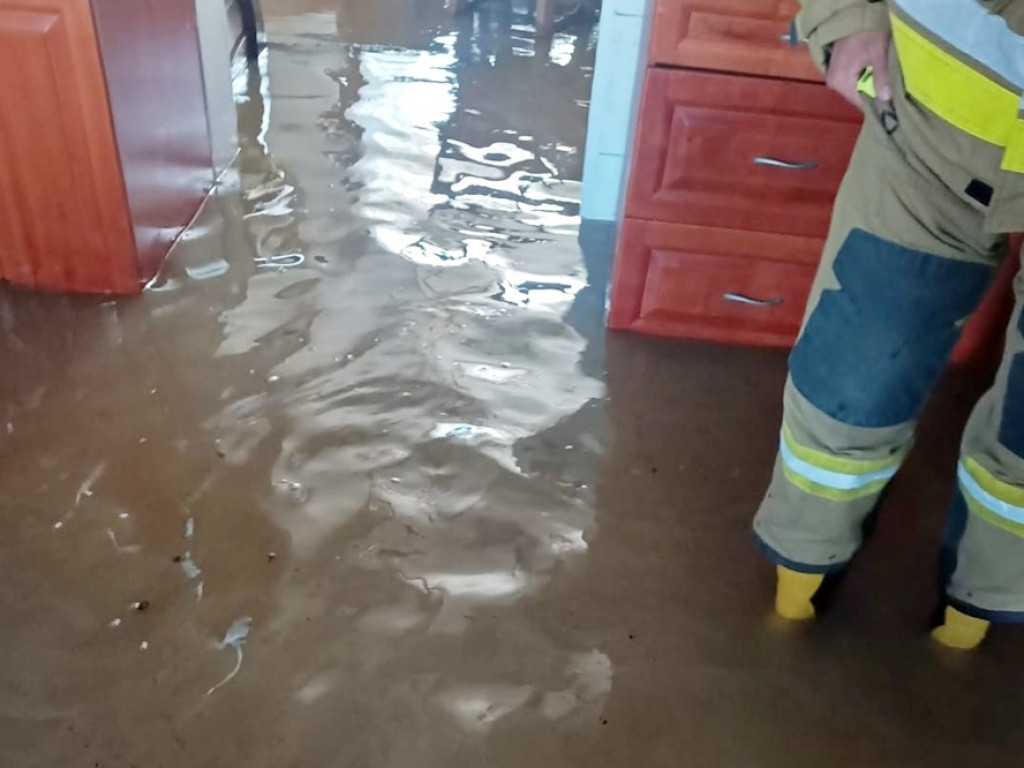 Awaria rurociągu. W akcji strażacy [FOTO]