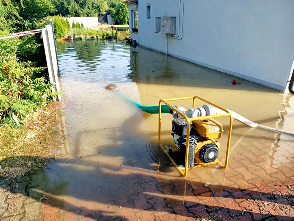 Awaria rurociągu. W akcji strażacy [FOTO]