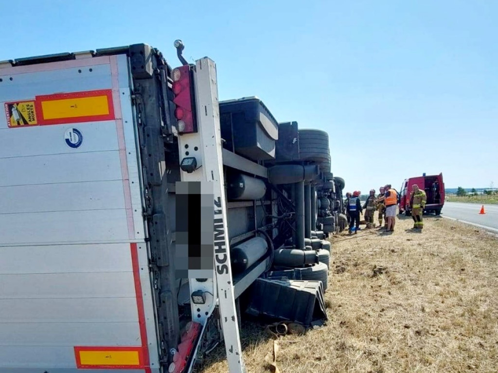 Uważajcie na S3! TIR leży na drodze