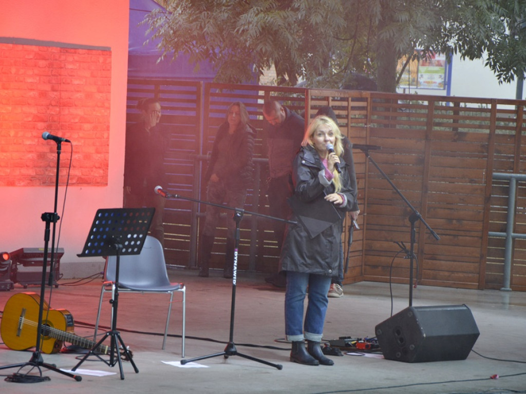 Koncert Fortecy w strugach deszczu