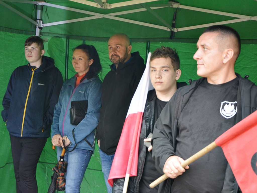 Koncert Fortecy w strugach deszczu