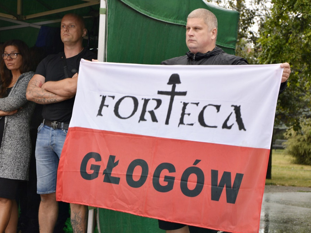 Koncert Fortecy w strugach deszczu