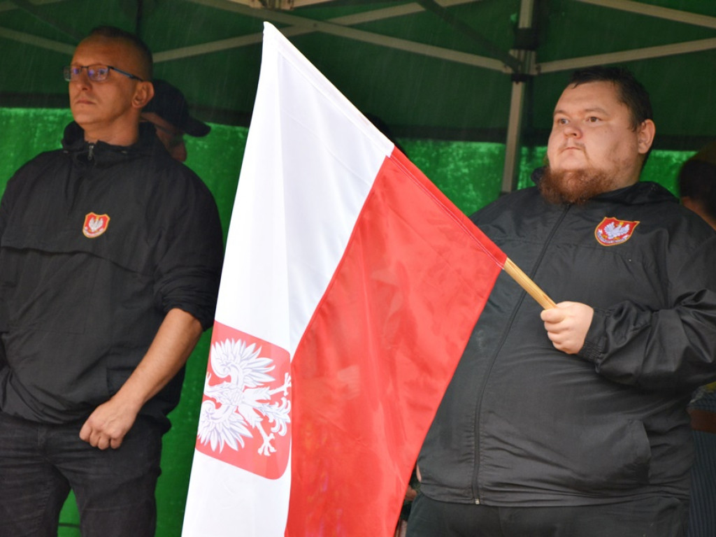 Koncert Fortecy w strugach deszczu