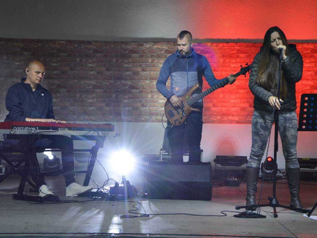 Koncert Fortecy w strugach deszczu