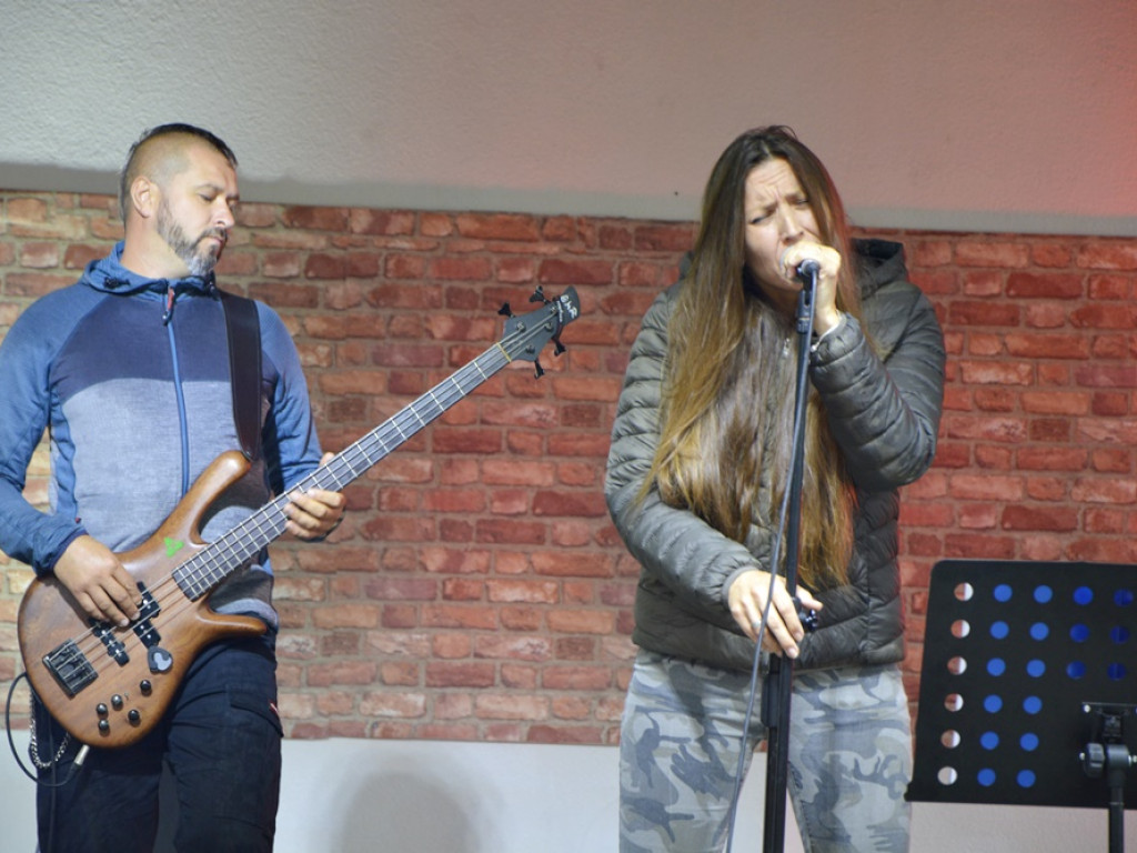 Koncert Fortecy w strugach deszczu
