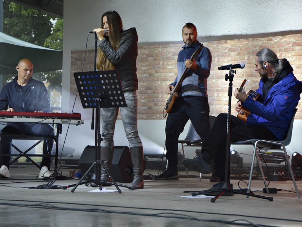 Koncert Fortecy w strugach deszczu