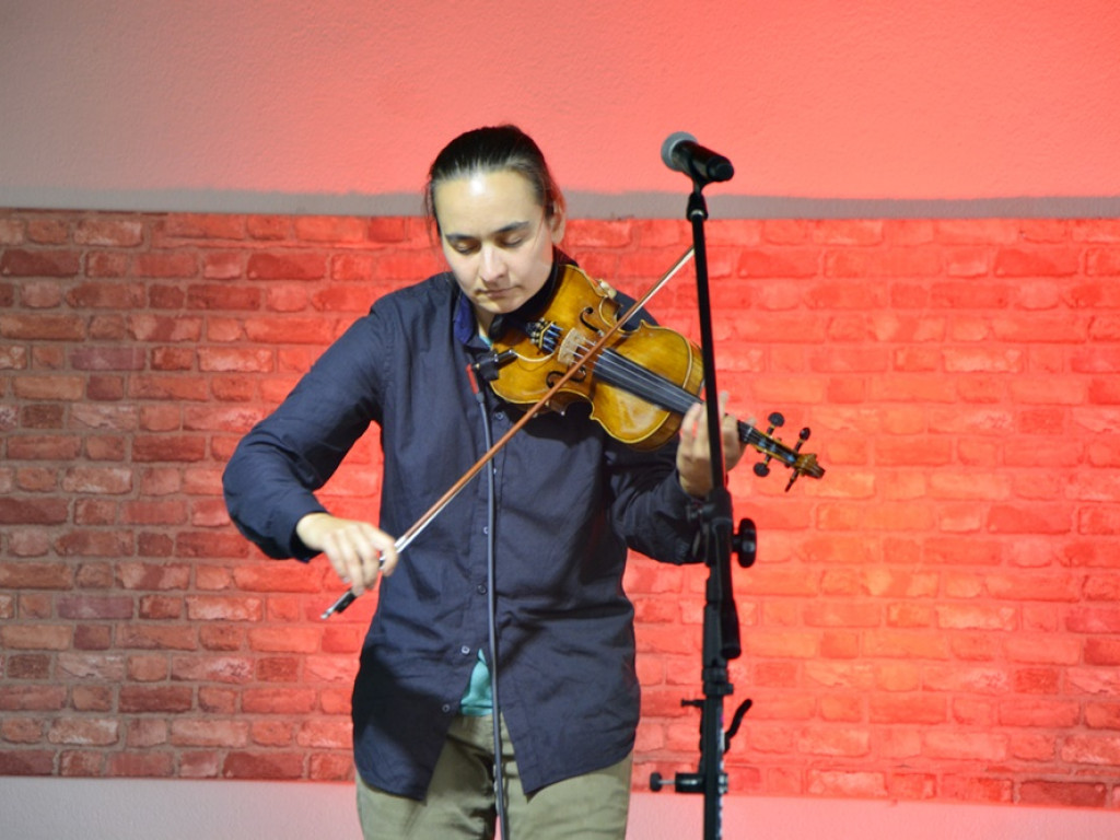Koncert Fortecy w strugach deszczu