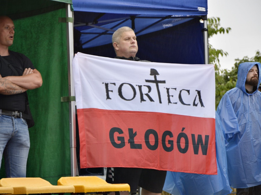 Koncert Fortecy w strugach deszczu