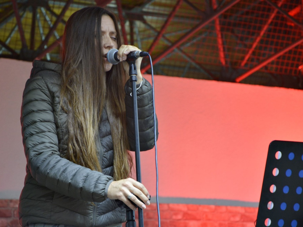 Koncert Fortecy w strugach deszczu
