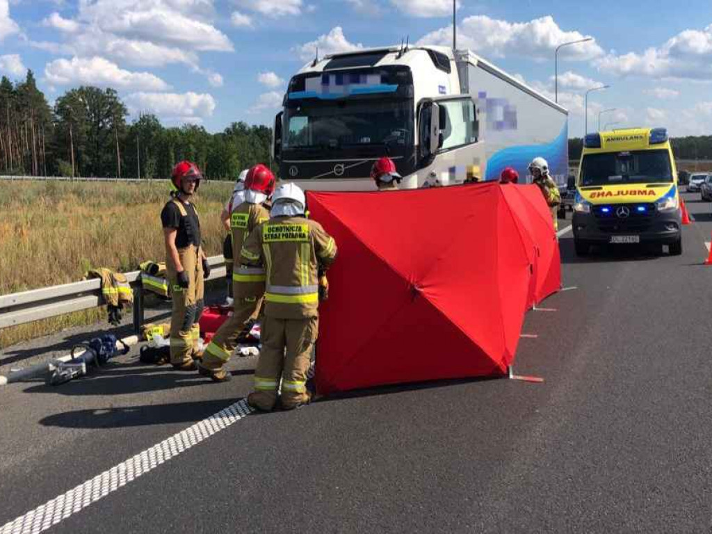 Walczą o życie kierowcy! Nagle zjechał z drogi