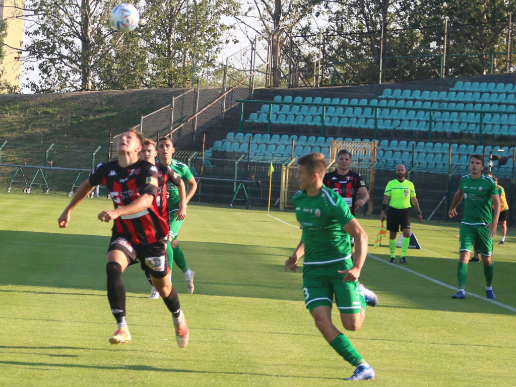 Futbol przepychany. Show trenera na konferencji