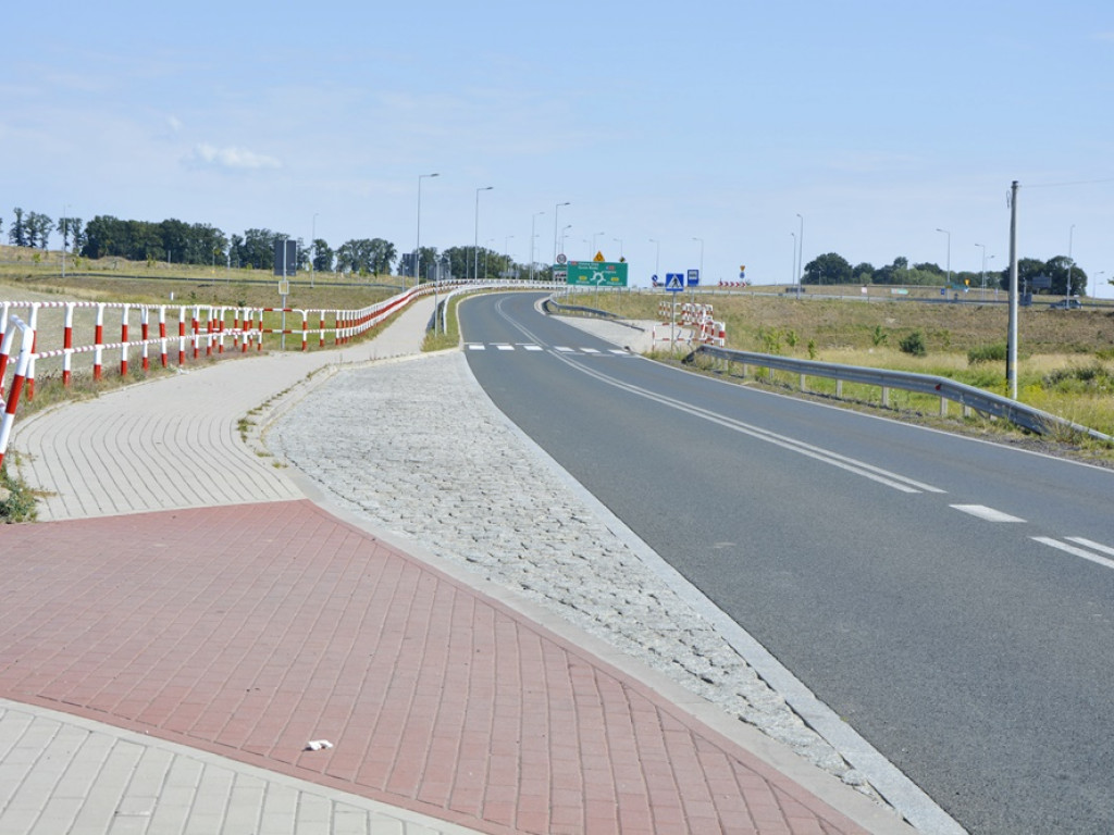 Nie sprzątają po psach, wyrzucają pety