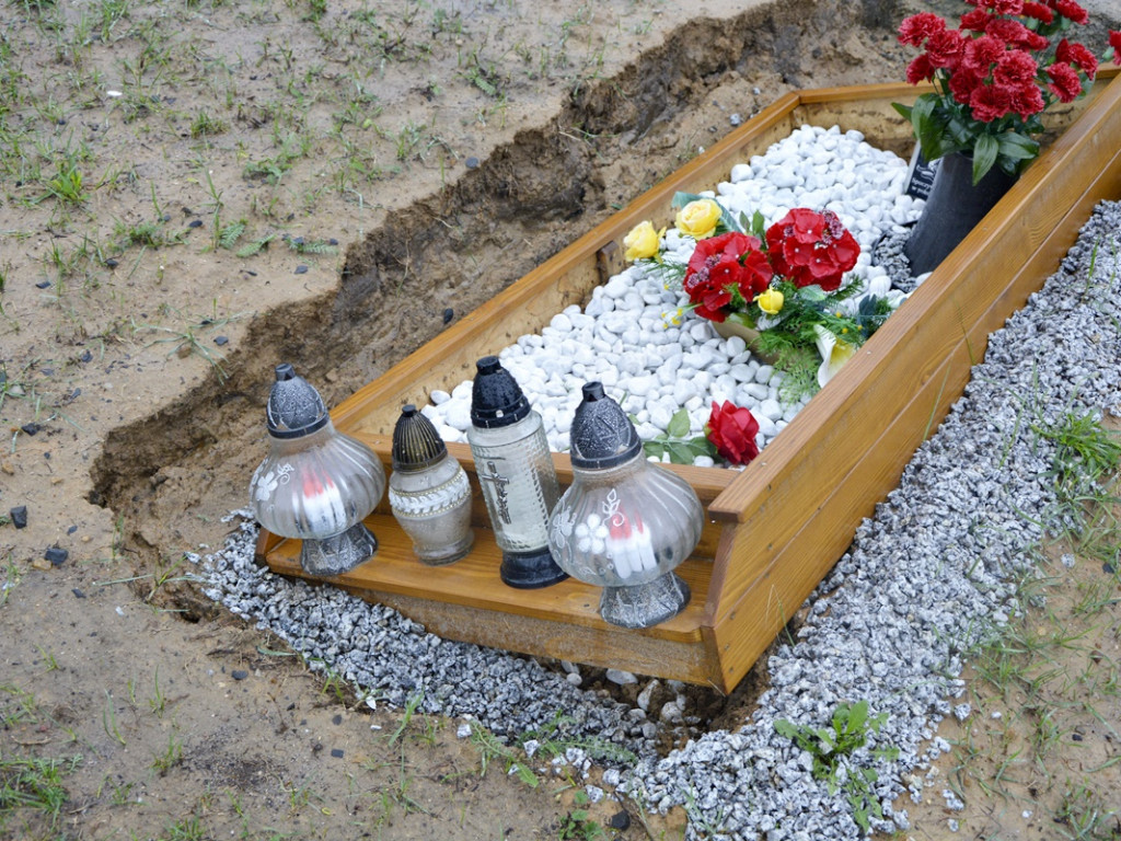 Woda zalała groby. Mogiły się zapadają [Zdjęcia]
