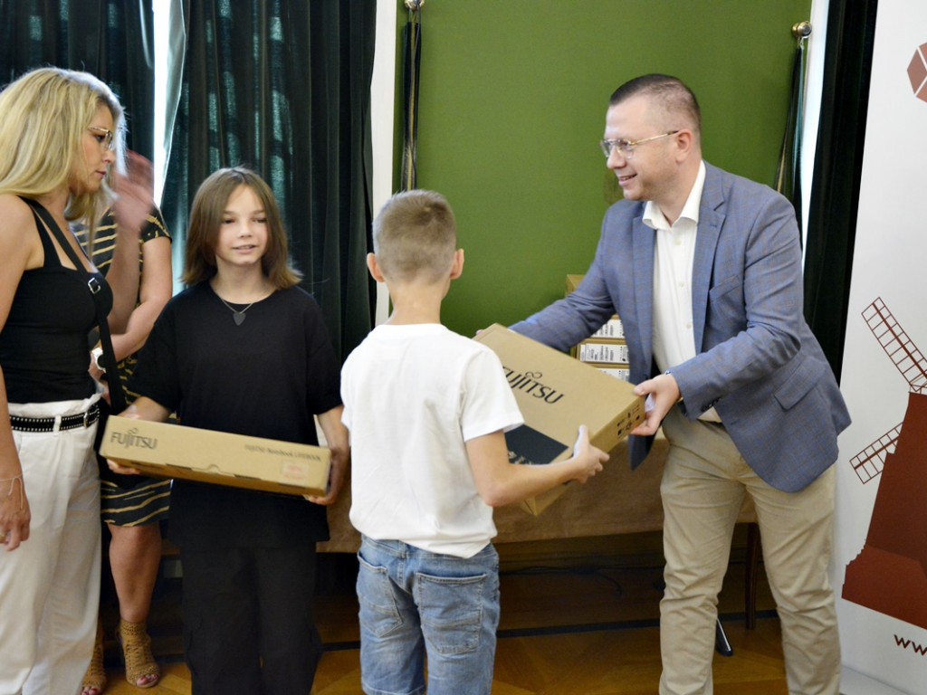 Pierwsze komputery już rozdane. Granty PPGR [Zdjęcia]