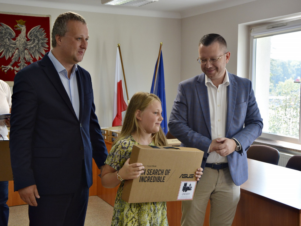 Młodzież z Przemkowa z nowymi komputerami [Zdjęcia]