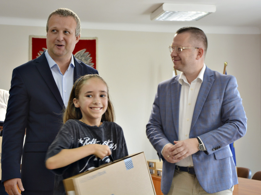 Młodzież z Przemkowa z nowymi komputerami [Zdjęcia]