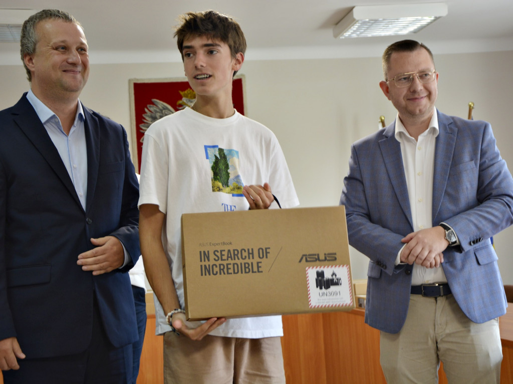 Młodzież z Przemkowa z nowymi komputerami [Zdjęcia]