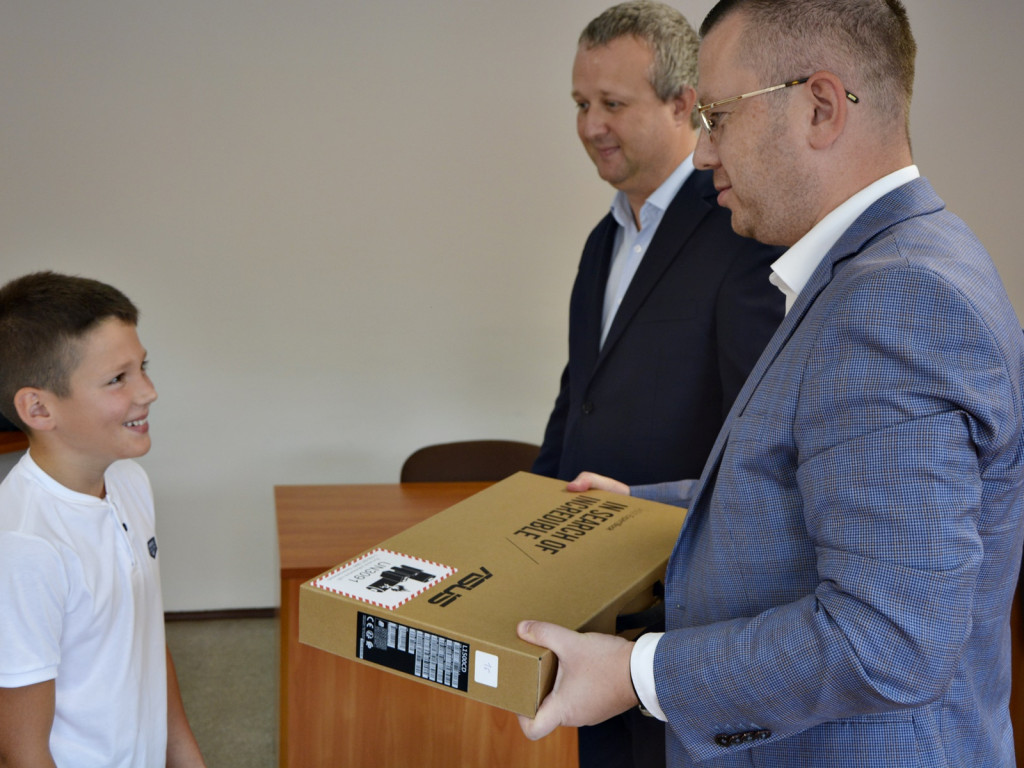 Młodzież z Przemkowa z nowymi komputerami [Zdjęcia]