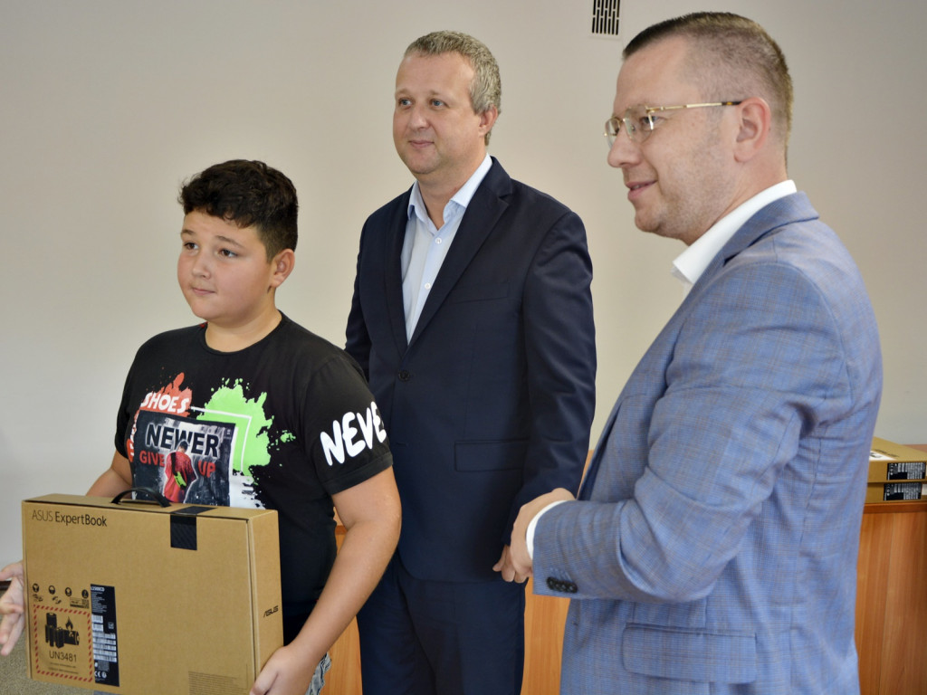 Młodzież z Przemkowa z nowymi komputerami [Zdjęcia]