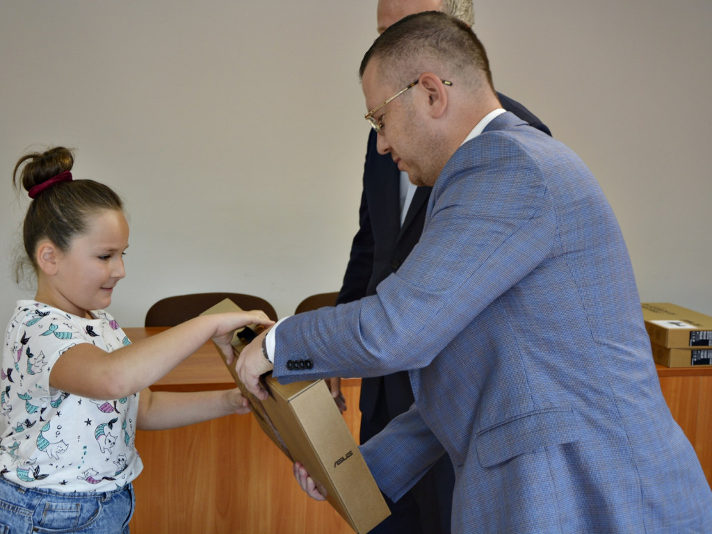 Młodzież z Przemkowa z nowymi komputerami [Zdjęcia]