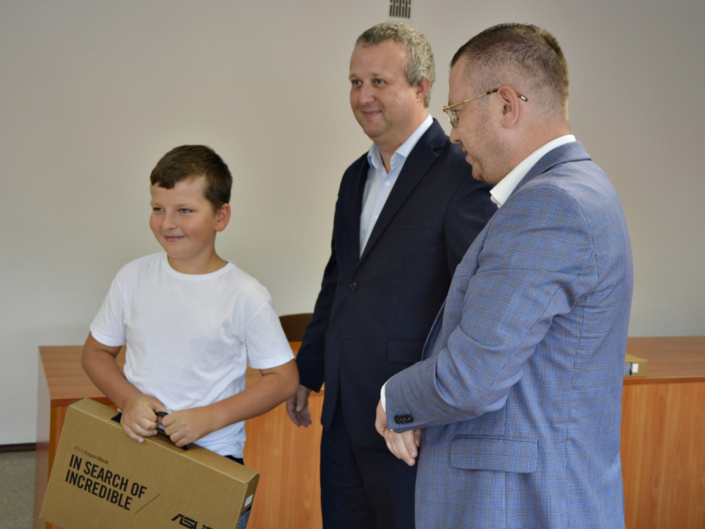 Młodzież z Przemkowa z nowymi komputerami [Zdjęcia]
