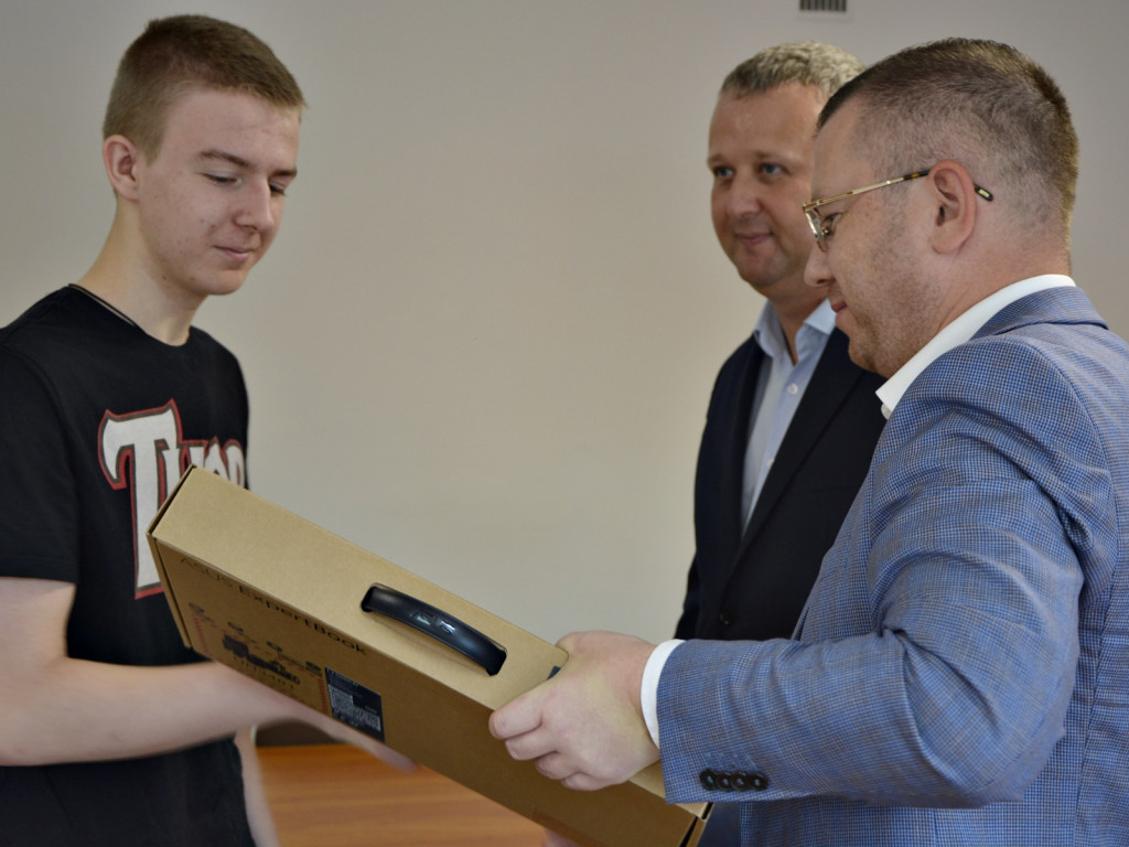 Młodzież z Przemkowa z nowymi komputerami [Zdjęcia]
