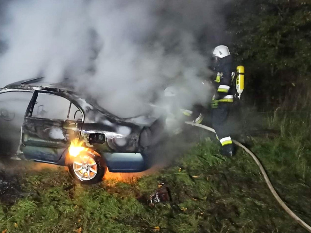 Uderzył w drzewo, auto stanęło w ogniu!