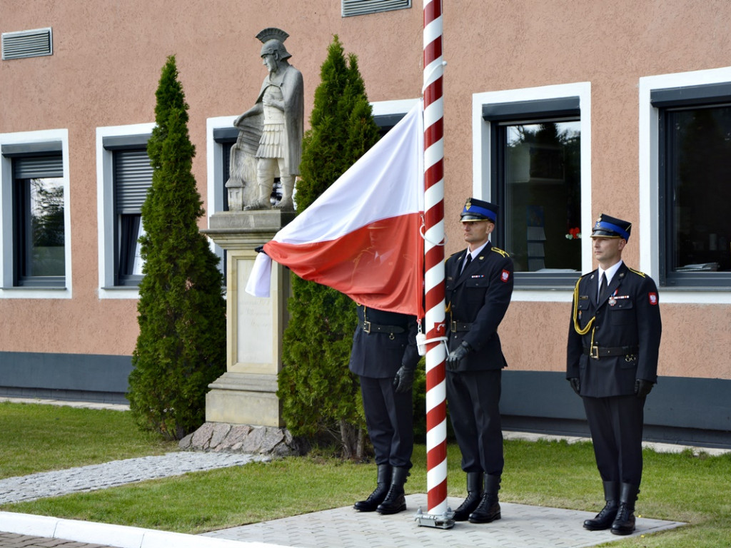Polały się łzy wzruszenia. Komendant żegnał się z jednostką PSP [Zdjęcia]
