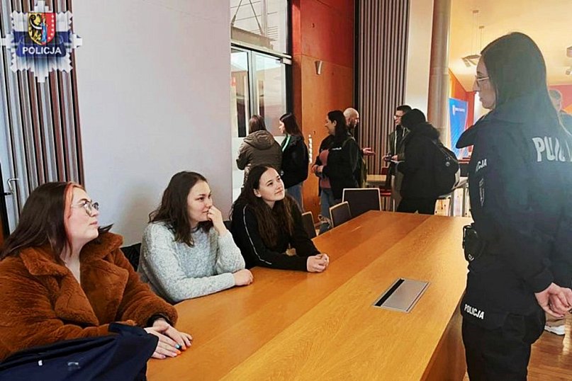 Polkowiccy policjanci zorganizowali giełdę pracy