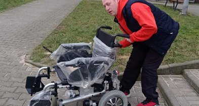 Klub Kibiców Niepełnosprawnych Chrobrego Głogów podarował Justynie nowy wózek elek-28398