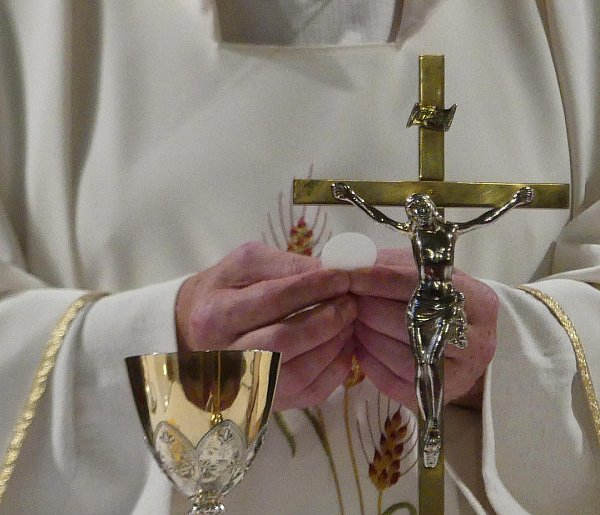 Nowa danina na Kościół? Pieniądze mają być pobierane prosto z pensji-34279